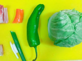 1、实用快手系列@@甘蓝菜尖椒炒肉丝,准备食材了！