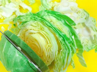 2、实用快手系列@@甘蓝菜尖椒炒肉丝,甘蓝菜切宽丝。甘蓝菜黄色的心，绿色的外衣，颜值好高呀！我喜欢。而且它营养价值和口感也是相当的完美！