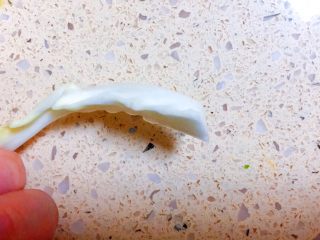 3、实用快手系列@@甘蓝菜尖椒炒肉丝,我习惯把里面大梗都挑出去，检查有宽的，再改刀切细了。让大家都比较均匀。