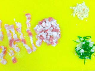 4、实用快手系列@@甘蓝菜尖椒炒肉丝,五花肉切宽丝，和甘蓝菜宽度差不多就可以了。因为这个肉化透了，所以不好切了，最好是冻肉缓个7分硬。那样可以切得均匀。葱切葱圈，蒜切沫。