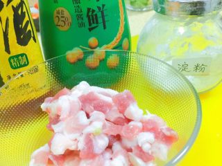 5、实用快手系列@@甘蓝菜尖椒炒肉丝,然后把肉用少量的淀粉3g，生抽3-4毫升，料酒3-4毫升，煨一下。