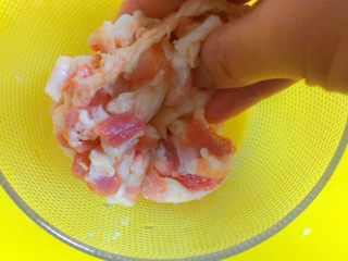 6、实用快手系列@@甘蓝菜尖椒炒肉丝,手洗干净，用手帮助肉和调料更好的融合，按摩按摩。