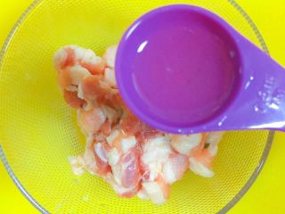 7、实用快手系列@@甘蓝菜尖椒炒肉丝,再加5毫升橄榄油，避免下了淀粉的肉丝黏锅。