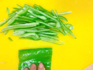 8、实用快手系列@@甘蓝菜尖椒炒肉丝,尖椒切丝，我是这样切的。尖椒去蒂破开成片，切的比较好看。