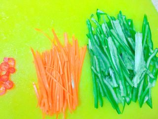 9、实用快手系列@@甘蓝菜尖椒炒肉丝,胡萝卜切丝，红尖椒切圈。