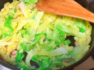 12、实用快手系列@@甘蓝菜尖椒炒肉丝,下甘蓝菜，炒至有的叶子开始变软，不要太长时间。