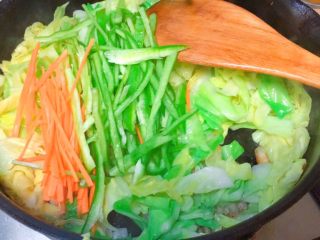 13、实用快手系列@@甘蓝菜尖椒炒肉丝,下尖椒丝和胡萝卜丝