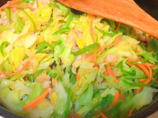 14、实用快手系列@@甘蓝菜尖椒炒肉丝,下盐5-7g，鸡精5g，味极鲜2-3毫升，炒至尖椒和胡萝卜断生，尝尝味道和口感，可以了就出锅了！喜欢有点咬头的，可以胡萝卜和尖椒一起和甘蓝菜下锅。