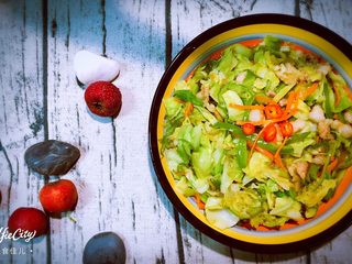 15、实用快手系列@@甘蓝菜尖椒炒肉丝,上菜，放上红辣椒圈，就Ok了！这道菜，是很快可以呈现的美味，五花肉觉得肥的话，可以换成里脊肉。