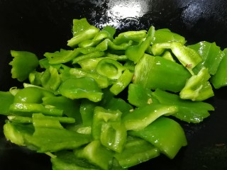 5、青椒炒口蘑,放入青椒文火炒匀。