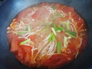 14、西红柿炖金针菇,放少许白糖中和酸味