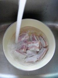 1、香辣烤排骨,排骨用清水浸泡30分钟泡出血水（中间换2次水）。