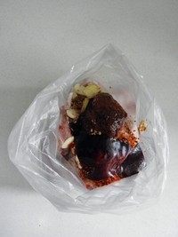 3、香辣烤排骨,再放入1汤匙蚝油，1汤匙四川麻辣酱和1汤匙叉烧酱。