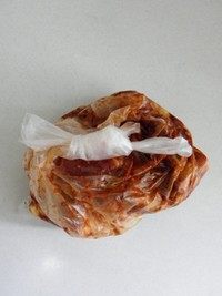 4、香辣烤排骨,捏住袋口，来回揉捏让腌料与排骨充分接触，然后扎紧袋口，放入冰箱冷藏2-4个小时。