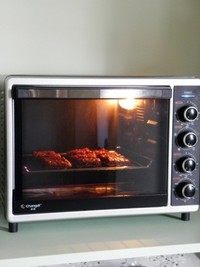 5、香辣烤排骨,烤箱预热5分钟。趁着这个时间，在烤箱的接料盘上铺一层锡纸，然后将腌好的排骨放在烤架上，放在烤箱的中层，上下火180度烤30--40分钟就可以了。