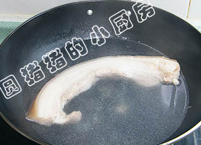 1、四川回锅肉,连皮猪肉,去毛洗净,放入冷水锅内煮至熟,变硬身。