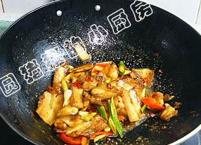 7、四川回锅肉,翻炒至青蒜白及红,青椒断生即可。