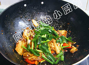 8、四川回锅肉,最后放入青蒜叶,翻炒片刻即可出锅。