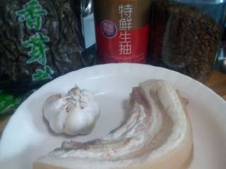 1、懶羊羊扣肉,五花肉洗净，锅里烧水，放五花肉和姜片，煮18分钟，取出沥干水，用半勺生抽涂抹五花肉