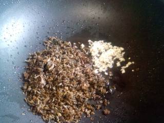 3、懶羊羊扣肉,锅里放一勺油，放花椒小火炒一炒出味，捞出花椒，锅里放蒜碎炒一炒，再放芽菜和辣豆豉翻炒，加少许糖炒一炒关火