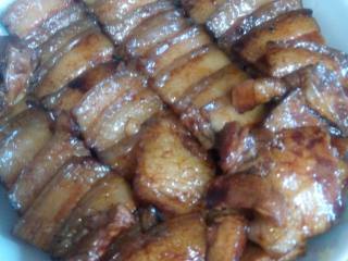 4、懶羊羊扣肉,五花肉切片放料，老抽，蚝油半勺，红糖粉少许拌勺