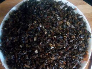 5、懶羊羊扣肉,取一盘子，把肉一片一片铺匀，把炒好的芽菜铺在肉上面，锅里烧大量的水，大火蒸肉1小时，蒸的途中添加2次滚水，避免烧干水份，蒸到五花肉的肥肉入口即溶的感觉，油儿不膩即可