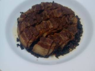 6、懶羊羊扣肉,蒸好后，取一大盘子扣住扣肉盘，快速翻转即可