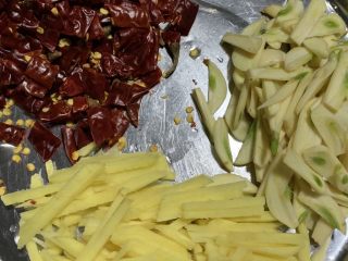 2、腊汁油麦菜,配料切碎备用。