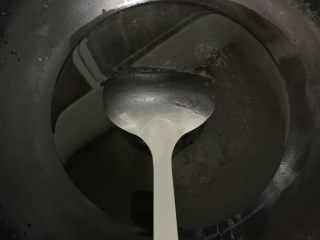 4、腊汁油麦菜,烧干倒入食用油。