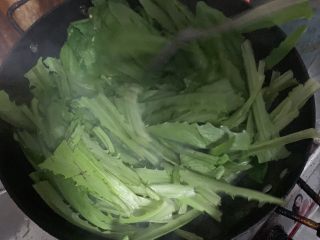 6、腊汁油麦菜,加入油麦菜。