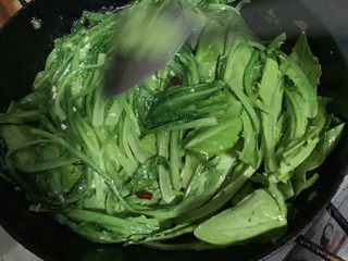 7、腊汁油麦菜,翻炒均匀。