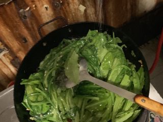 8、腊汁油麦菜,加入食盐。