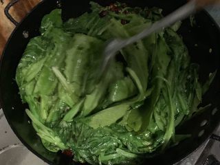 9、腊汁油麦菜,翻炒均匀加入少许味精，可以不加。