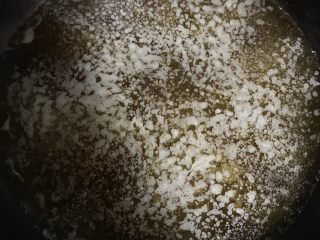 10、腊汁油麦菜,这就是腊汁啦，当水一样加进去就可以啦。