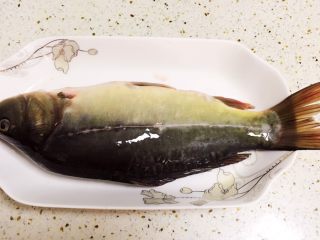 1、酸菜烧鱼,将鱼去鳞片内脏后洗净。