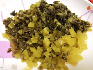 4、酸菜烧鱼,将酸菜切小段。