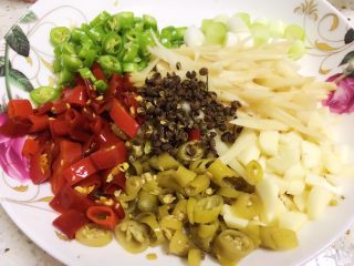 5、酸菜烧鱼,将各种配菜切小段,泡姜切细丝。