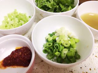 6、酸菜烧鱼,其他配料和装饰。准备小半碗酸菜泡菜水。