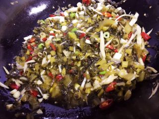 8、酸菜烧鱼,加入其他配料一起翻炒。(留起一些大葱段备用)