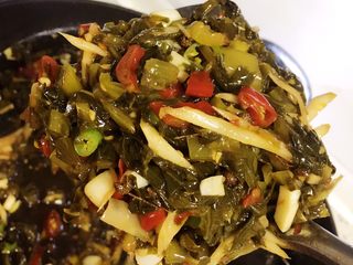 9、酸菜烧鱼,小火翻炒两三分钟左右,炒出各种配料的香味。