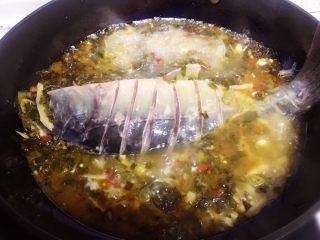 10、酸菜烧鱼,将腌制好的鱼表面涂抹一点淀粉,然后大火,放入酸菜汤里。