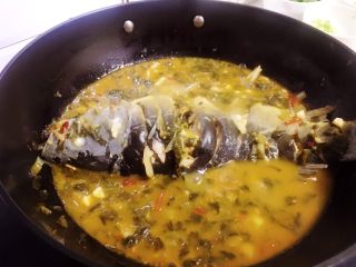 12、酸菜烧鱼,如图,汤汁收浓一些了,鱼炖得熟透。