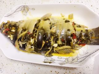 13、酸菜烧鱼,将鱼捞出摆盘中。