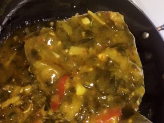 15、酸菜烧鱼,剩下的酸菜鱼汤,加入一勺白糖和少量鸡精,用淀粉勾芡收浓汤汁。