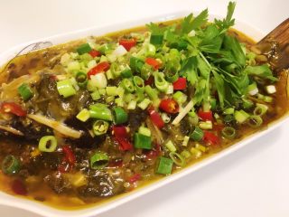 17、酸菜烧鱼,锅里烧热油,浇在摆盘的配料上即可。(此步骤可以省略)
