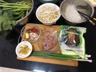 1、酸汤牛肉➕酸菜粉丝牛肉,食材合照：牛肉150g，老坛泡酸菜，阿晨用了大半袋，姜一小块，蒜4瓣，干辣椒两个，小葱两根，泡椒六个，菠菜一小把，绿豆芽约100g，绿豆粉丝一小把约60g