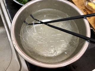 2、酸汤牛肉➕酸菜粉丝牛肉,粉丝用热水泡软