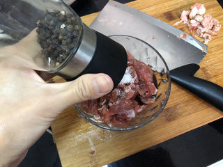 7、酸汤牛肉➕酸菜粉丝牛肉,少许黑胡椒粉，搅拌均匀