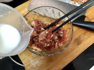 8、酸汤牛肉➕酸菜粉丝牛肉,一汤匙水淀粉，再次搅拌均匀，让牛肉吸收水分