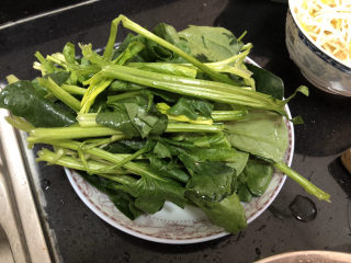 12、酸汤牛肉➕酸菜粉丝牛肉,菠菜一分为二洗净备用